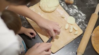 Çocuklarla yemek. Anne ve oğlu köfte yapıyoruz.