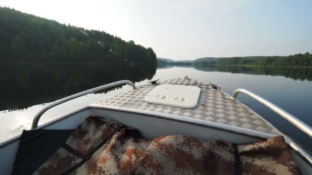 Lac et îles Kenozero. Tirer depuis un bateau à moteur en mouvement. Parc national Kenozerskiy, Russie . — Video