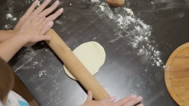 Matlagning med barn. Mor och son gör dumplings. — Stockvideo