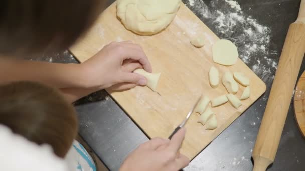 Gotowanie Dziećmi Matka Syn Tworząc Knedlik — Wideo stockowe