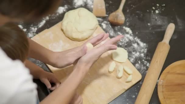 Memasak dengan anak-anak. Ibu dan anak membuat pangsit . — Stok Video