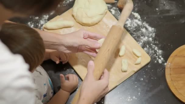 Memasak dengan anak-anak. Ibu dan anak membuat pangsit . — Stok Video