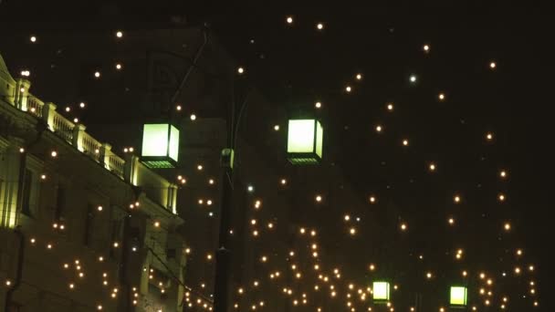 暴风雪围绕街灯肆虐。在莫斯科的街道上强风和雪, 装饰庆祝新年和圣诞节。俄罗斯. — 图库视频影像