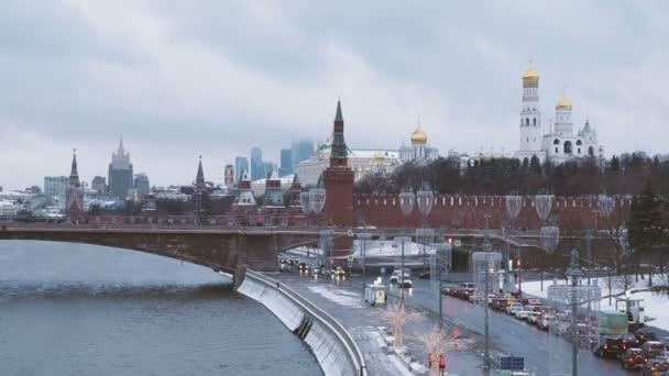 Moskau, russland - 12. dezember 2018. panoramablick auf kermlin und andere sehenswürdigkeiten von der flussüberblicksbrücke im zaryadye park. — Stockvideo