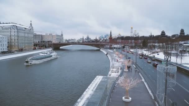 モスクワ ロシア 12月12 2018 ザルヤディ公園の橋を見下ろす川からのケルムリンやその他のランドマークのパノラマビュー — ストック動画
