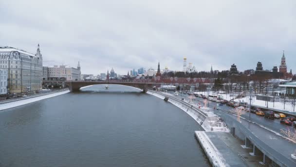Moskva, Rusko-12. prosince 2018. Panoramatický pohled na Kermlin a další památky z mostu s výhledem na řeku v Zaryadye parku. — Stock video