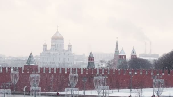 Панорама на собор Христа Спасителя за кремлевскими стенами. Ориентир Москвы в снежный зимний день. Россия . — стоковое видео