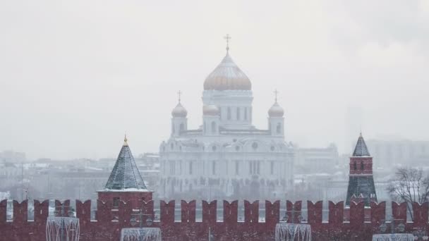 Panoramisch uitzicht op de kathedraal van Christus de Verlosser achter de muren van het Kremlin. Bezienswaardigheid van Moskou in besneeuwde winterdag. Rusland. — Stockvideo