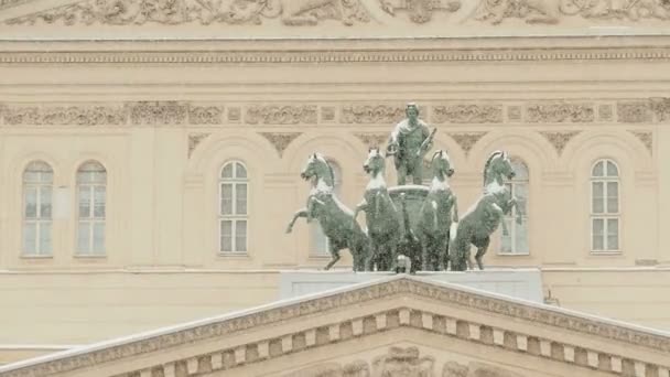 ボリショイ劇場の彼のミューズの quadriga の神アポロのブロンズ彫刻。モスクワ、ロシア. — ストック動画