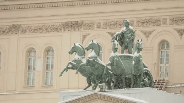 Tanrı Apollon quadriga onun Muses Bolşoy Tiyatrosu üzerinde bronz heykel. Moscow, Rusya Federasyonu. — Stok video