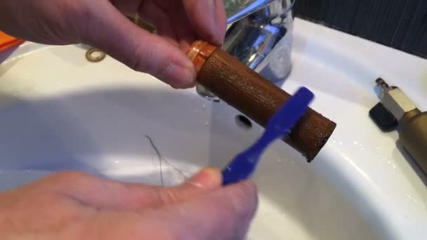 Loodgieter is het reinigen van het interne filter voor pipe. Filter is verstopt met roest, kalk deposito's, vuil. Onderhoud van sanitair. — Stockvideo