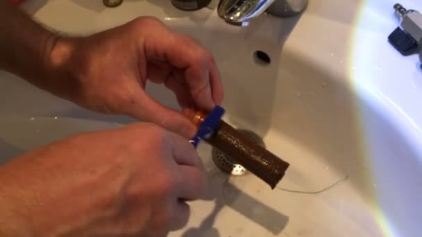Plumber is cleaning the internal filter of pipe. Filter is clogged with rust, lime deposits, dirt. Maintenance of plumbing. — Stock Video