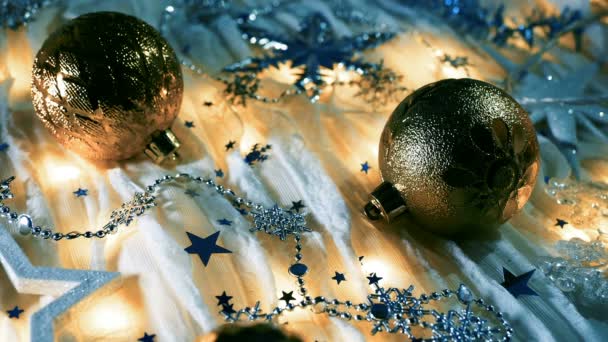 Χριστούγεννα και Πρωτοχρονιά φόντο με γυαλιστερές μπάλες, αφρώδη νιφάδες χιονιού και κομφετί. — Αρχείο Βίντεο
