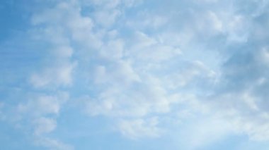 Bulutlar hareket Timelapse klip. Mavi gökyüzü üzerinde cennet.