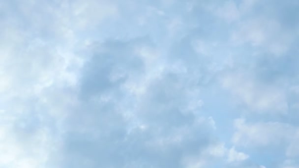 Временной клип движущихся облаков. Облако на голубом небе . — стоковое видео