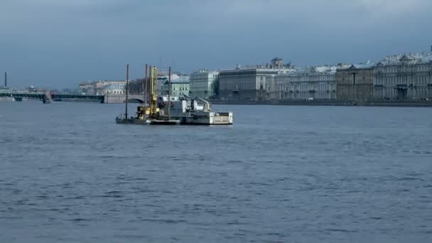 Technische werk in het midden van de rivier de Neva. Sint-Petersburg, Rusland. Timelapse clip. — Stockvideo