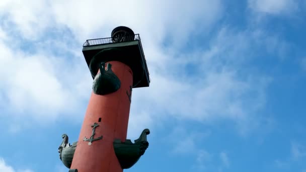 Zeitraffer-Clip von bewegten Wolken. Wolkenlandschaft über der Rostrosäule auf der Wassiljewski-Insel in Sankt Petersburg, Russland. — Stockvideo