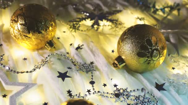 Kerstmis en Nieuwjaar achtergrond met glimmende ballen, sprankelende sneeuwvlokken en confetti. — Stockvideo