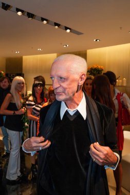 Moskova, Rusya - 22 Nisan 2008. Tasarımcı Lorenzo Riva üzerinde onun yeni giyim butik açılış töreni.