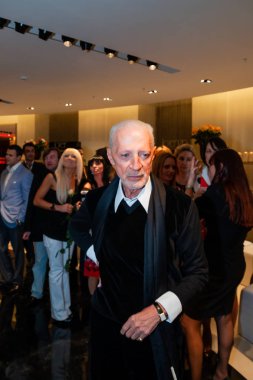 Moskova, Rusya - 22 Nisan 2008. Tasarımcı Lorenzo Riva üzerinde onun yeni giyim butik açılış töreni.