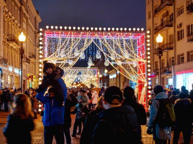 Moskova, Rusya - 03 Ocak 2018. Moskova sokaklarında Noel ve yeni yıl kutlama için dekore edilmiştir. Dekoratif şeffaf ampuller ile arch. Arbat Sokağı.