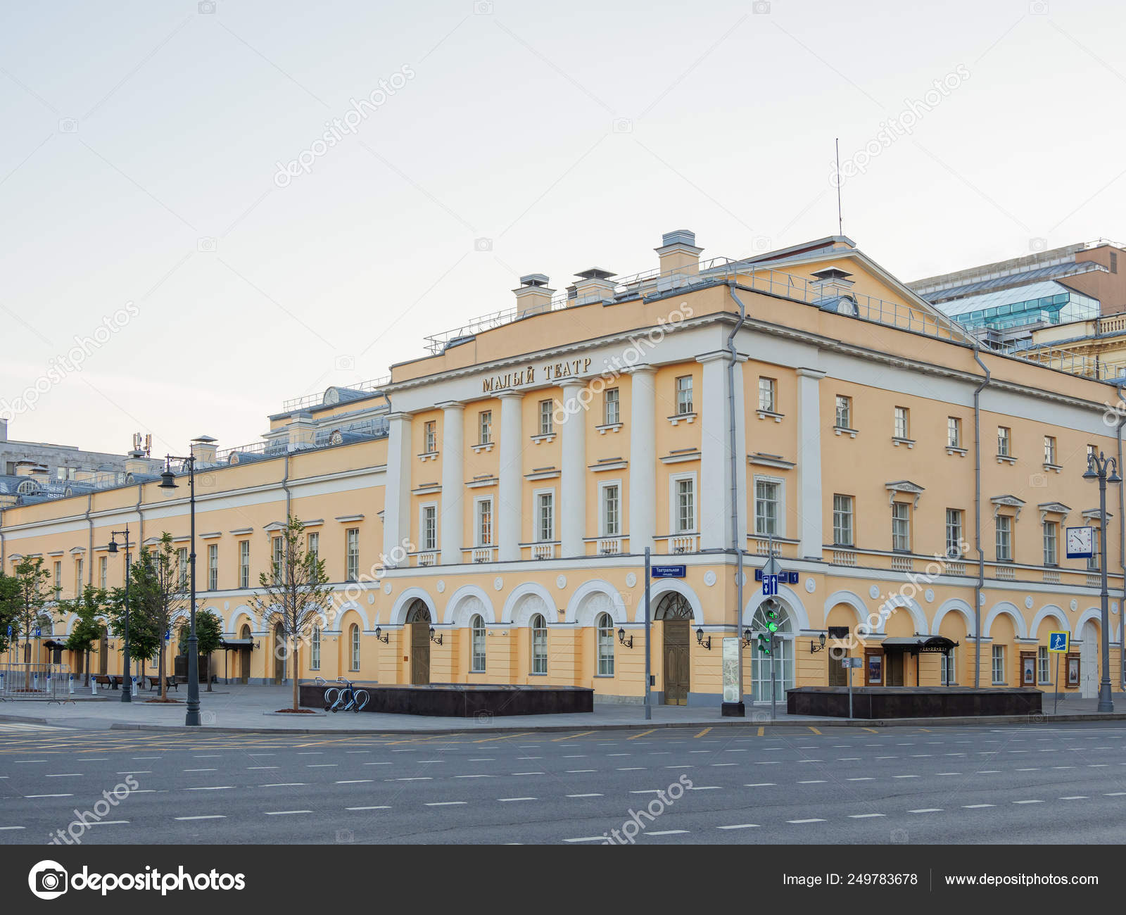 俄罗斯莫斯科著名的文化地标--马利剧院(小剧院而不是附近的博尔肖伊剧院) 的历史建筑. ——图库图片© aksenovko #249783678