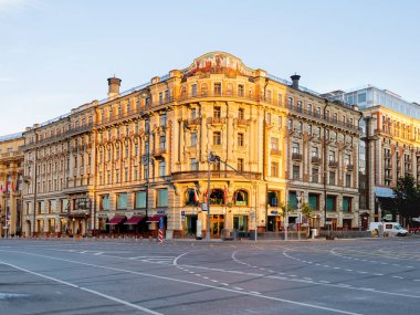 MOSCOW, Rusya - Haziran 04, 2018. Manezhnaya Meydanı 'ndaki ulusal otel, Moskova' nın ünlü simgesi. Sabahın erken saatlerinde, gün doğumunda.