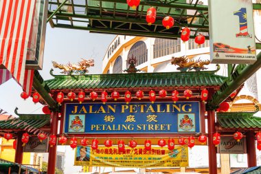 Kuala Lumpur, Malezya - 01 Şubat 2013. Ünlü Petaling street, Simgesel Yapı ve turistler için cazibe. İnsanlar kendi küçük mağazalarda alışveriş yapmak.