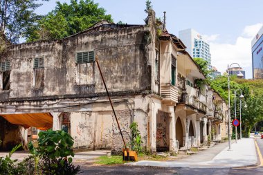 Kuala Lumpur, Malezya - Şubat 01, 2013.Old terk edilmiş evde kapı ve pencereler bindik. Çizgiler pas ve kalıp doku duvar. 1931 yılında inşa Oes evi.