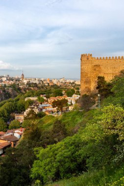 Narikala kale üzerinden Tbilisi Panorama görünüm. Georgia ülkenin başkentinde ünlü dönüm noktası.