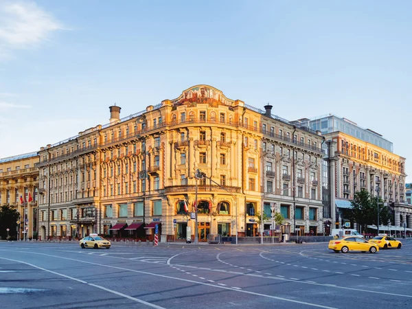 MOSCÚ, RUSIA - 04 de junio de 2018. Hotel nacional en la plaza Manezhnaya, famoso punto de referencia en Moscú. Temprano en la ciudad, amanecer . — Foto de Stock