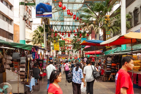 KUALA LUMPUR, MALASIA - 01 de febrero de 2013. Famosa calle Petaling, punto de referencia y atracción para los turistas. La gente hace sus compras en pequeñas tiendas . — Foto de Stock