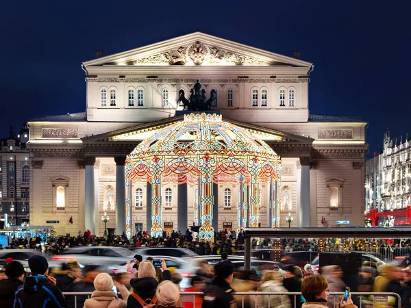 MOSCÚ, RUSIA - 03 de enero de 2018. Arco decorativo iluminado frente al Teatro Bolshoy, famoso hito en Moscú. Decoración para la celebración de Navidad y Año Nuevo . — Foto de Stock