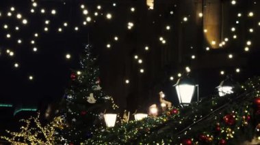 Açık ampulleri Rüzgar gelen teller üzerinde sallanan. Moskova şehir Noel ve yeni yıl kutlama için dekore edilmiştir. Rusya.