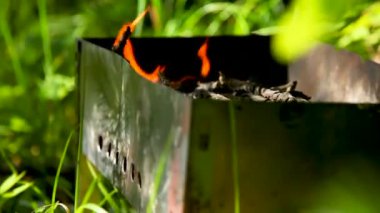 Izgara yanan odun. Barbekü, yemek pişirmek için hazırlanıyor yaz güneşli gün.