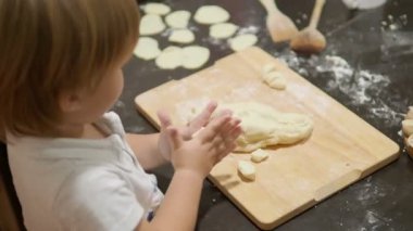 Çocuklarla yemek. Anne ve oğlu köfte yapıyoruz.