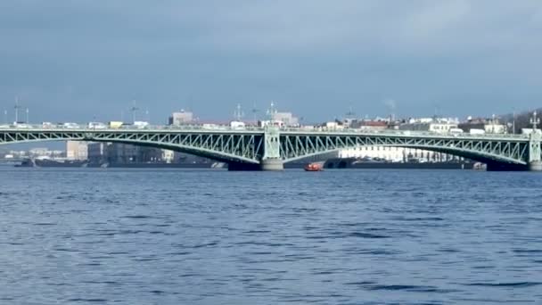 Räddningsarbetare och dykare i en orange båt försöker rädda ett självmord som vill hoppa från bron Trinity. Troitskiy de flesta. 06 april 2017. Saint-Peterburg, Ryssland. — Stockvideo