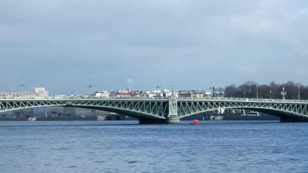 Kurtarma ekipleri ve dalgıçlar Trinity Köprüsü nden atlamak isteyen bir intihar kurtarmaya çalışırken bir portakal tekne. Troitskiy çoğu. 06 Nisan 2017. Saint Peterburg, Rusya Federasyonu. — Stok video
