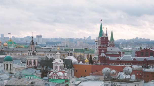 Flygfoto på historiska centrala Moskva från centrala barn-butik. Visa på Zaikonospassky kloster, Main varuhus, andra sevärdheter. Moscow, Ryssland. — Stockvideo