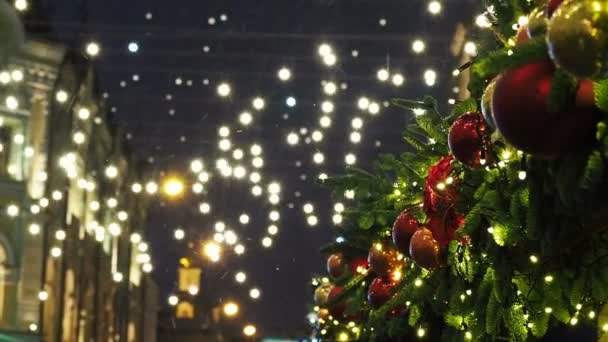 Lampadine all'aperto oscillano sui fili dal vento. Città di Mosca decorata durante Anno nuovo e celebrazione di Natale. Russia . — Video Stock