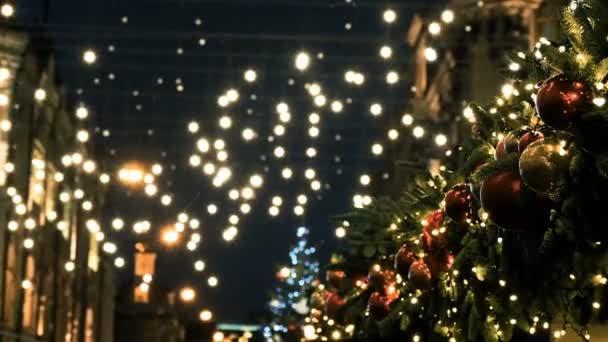 Kültéri lámpák vannak lengő a vezetékek a szél. Moszkva város díszített, karácsony és újév ünnepe. Oroszország.
