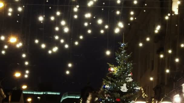 Glühbirnen im Freien schwingen vom Wind an den Drähten. Moskauer Stadt dekoriert für Neujahr und Weihnachtsfeier. Russland. — Stockvideo