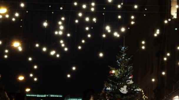 Venkovní světlo žárovky se houpat na dráty z větru. Moskva zdobené pro nový rok a Vánoce oslava. Rusko. — Stock video