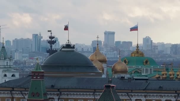 中央子供ストアからモスクワの歴史的な中心部の空中写真。ロシアの旗と上院の表示します。モスクワ、ロシア. — ストック動画