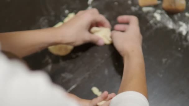 Cocinar con niños. Madre e hijo están haciendo albóndigas . — Vídeos de Stock