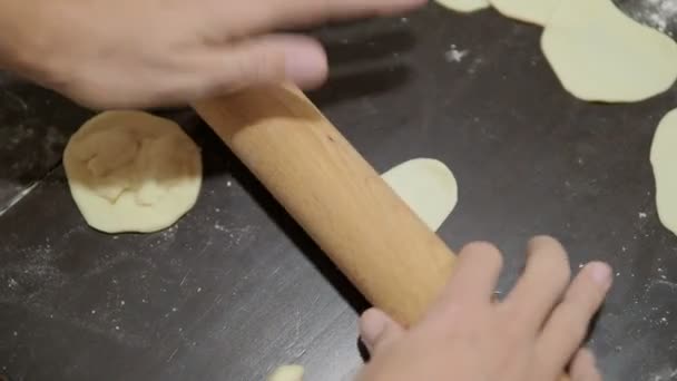 Memasak dengan anak-anak. Ibu dan anak membuat pangsit . — Stok Video