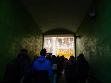 Moskova, Rusya - 09 Mart 2019. Yöre halkı ve turistlerin karanlık kapıdan ünlü Nikolskaya street yürüyüş ampuller ile dekore edilmiştir. Duvar ile ana mağazası (sakız).