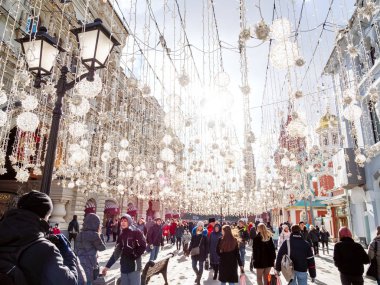 Moskova, Rusya - 09 Mart 2019. Yerel halkın ve ünlü Nikolskaya sokakta yürüyen turist ampuller ile dekore edilmiştir. Duvar ile ana mağazası (sakız).