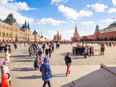 Moskova, Rusya - 09 Mart 2019. Red Square yakınındaki ünlü Aziz Basil Katedrali ve işçinin üzerinde yürüyen insanlar Kremlin kule. Kutlama - Maslenitsa bahar.