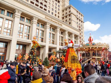 Moskova, Rusya - 09 Mart 2019. Four Seasons Hotel Manezhnaya kare üzerinde önünde Maslenitsa bebek. Geleneksel kutlama kış.